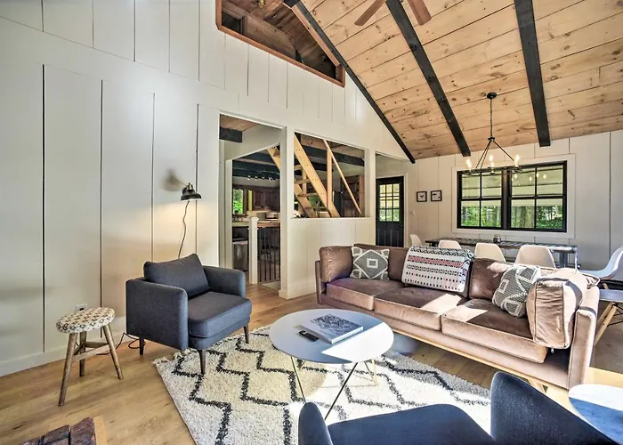 Sleek Cabin W/ Deck, 8 Miles To Mount Snow & Hikes