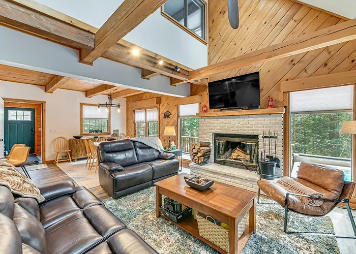 8 Mi To Mt Snow: 'Cozy Bear Cabin' W/ Hot Tub!