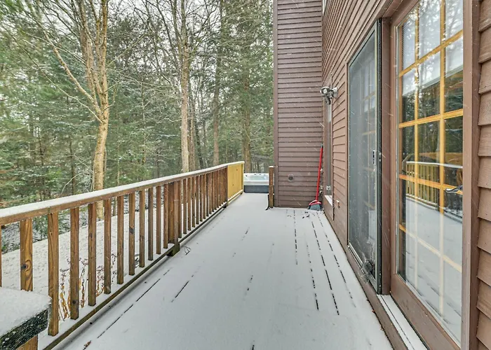 8 Mi To Mt Snow: 'Cozy Bear Cabin' W/ Hot Tub!